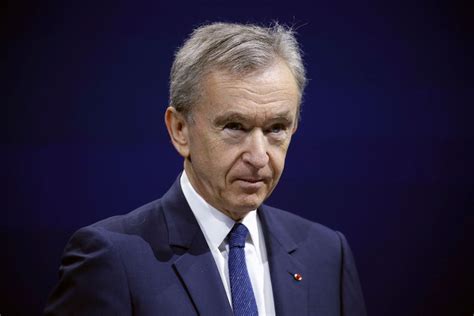 Quem é Bernard Arnault, dono de império de marcas de luxo e 